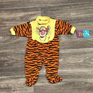 NWT Vintage Disney Baby 3 Month Winnie the Pooh Tigger Stripe Outfit
Footie Bib